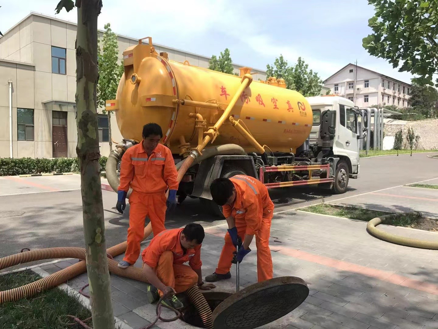 邹平管道疏通车停在窨井附近